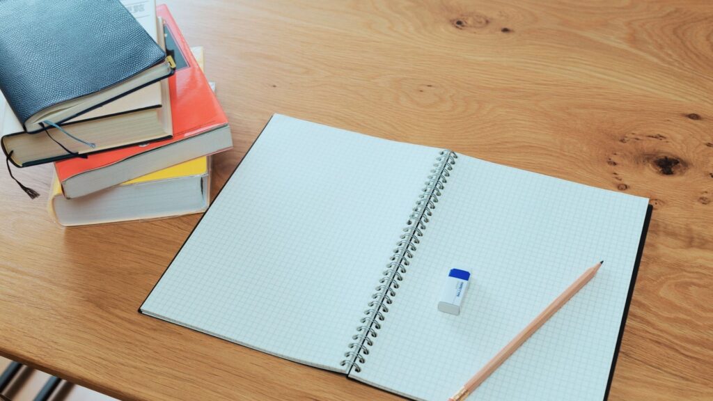 参考書やノートが整理された机の写真