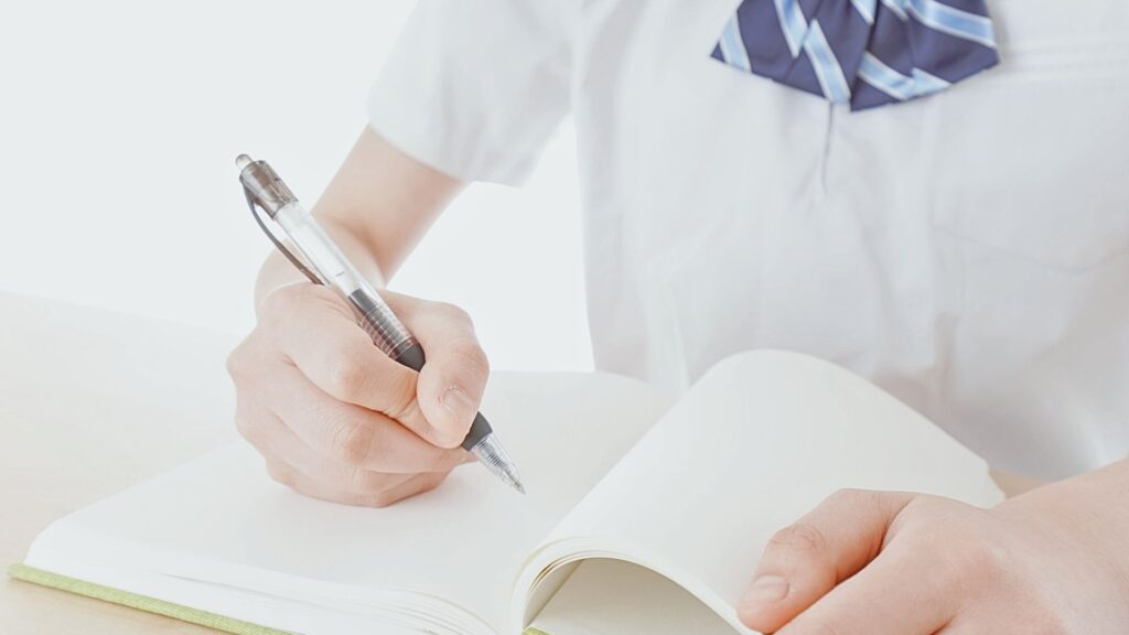 過去問に書き込みをしている手元の写真