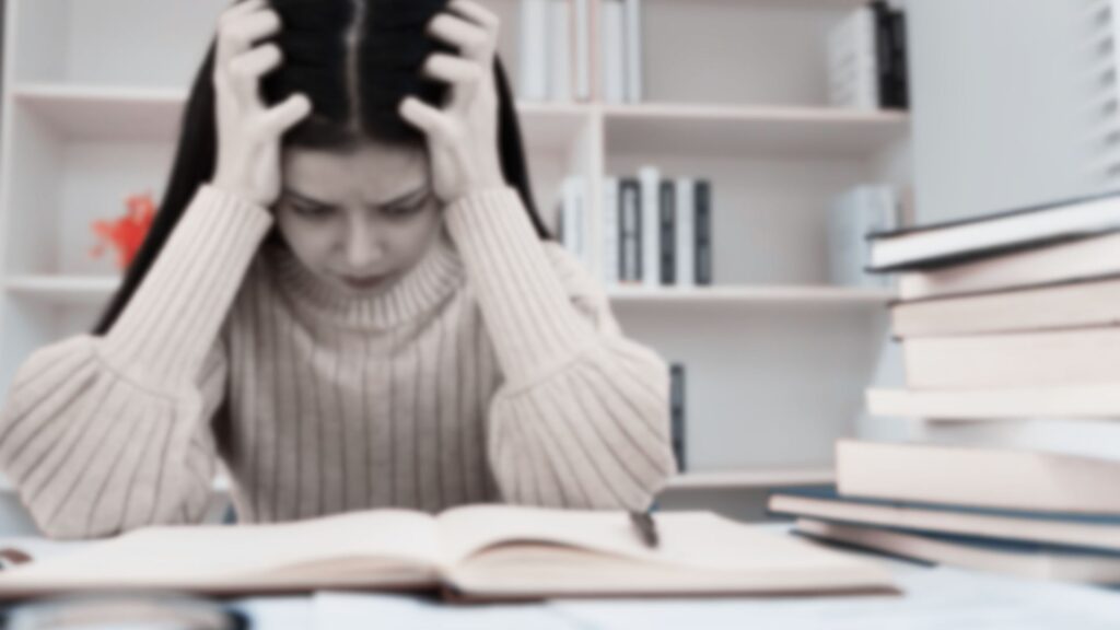 焦った表情の高校生